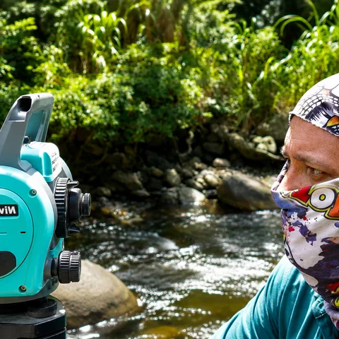 Carlos Prieto realizando un levantamiento topográfico en campo